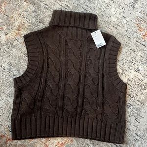 Sleeveless knitted turtleneck